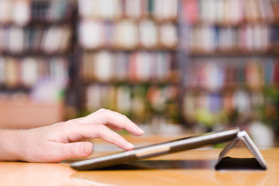 main sur tablettes