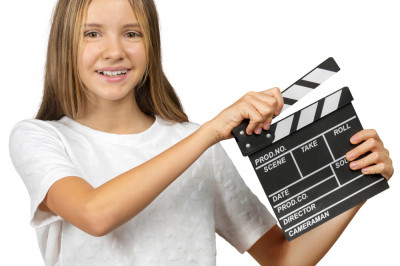 jeunes filles avec un clap cinéma