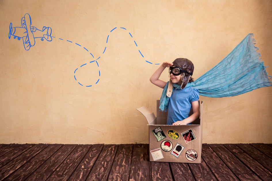 enfant assis dans un carton